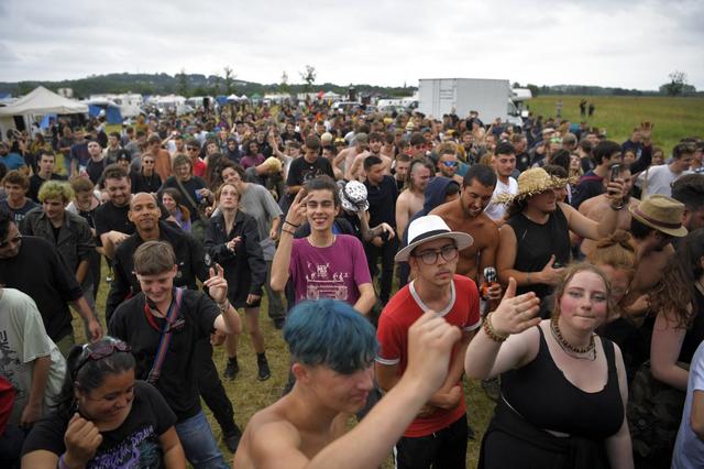 La foule a défié le couvre-feu de 23h lié au coronavirus. La rave party continuait samedi matin. Redon, Bretagne, le 19 juin 2021. [AFP - Loic Venance]