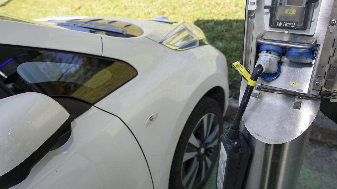 Une borne de recharge pour voitures électriques à Bernex (GE). [Keystone - Martial Trezzini]