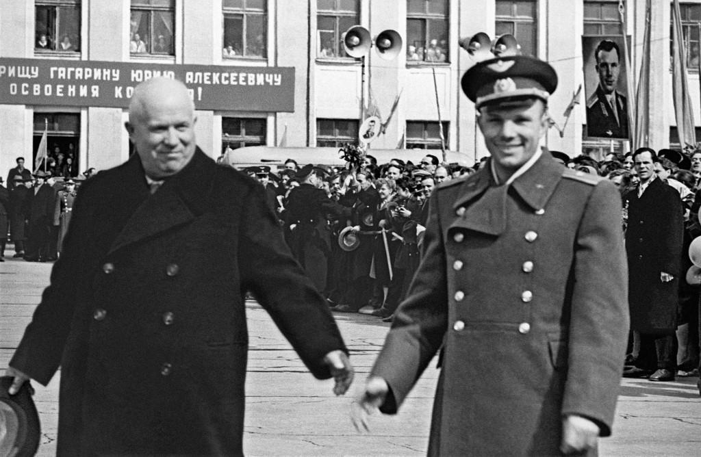 Youri Gagarine, accueilli en héros le 14 avril 1961 à l'aéroport de Moscou par Nikita Khrouchtchev, dirigeant soviétique et premier secrétaire du parti communiste. [AFP - Aleksandr Sergeev / Sputnik]