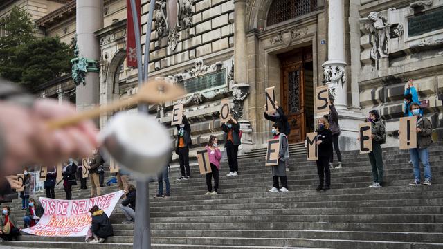 Des grévistes du climat le 15 mai 2020. [Keystone - Jean-Christophe Bott]