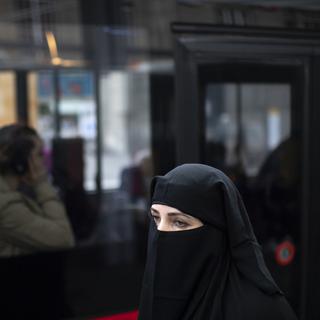 Le Conseil fédéral rejette l'initiative populaire anti-burqa, soumise au vote le 7 mars. [KEYSTONE - GIAN EHRENZELLER]