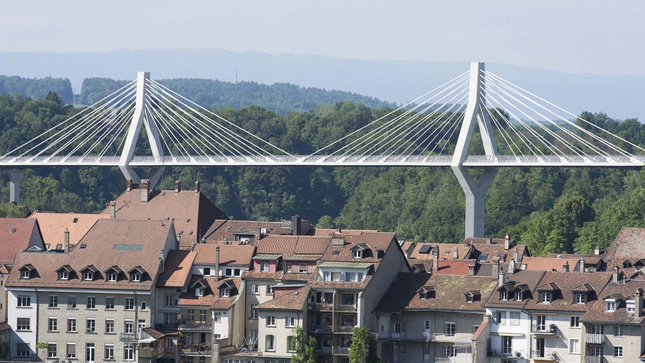 Le Pont de la Poya derrière la vieille ville de Fribourg. [Keystone - Thomas Delley]