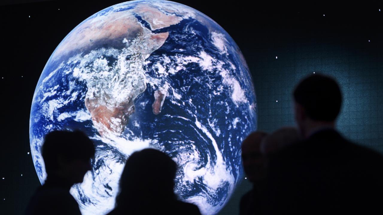 Une image de la Terre, projetée au WEF de Davos en janvier 2017. [Keystone - Laurent Gillieron]