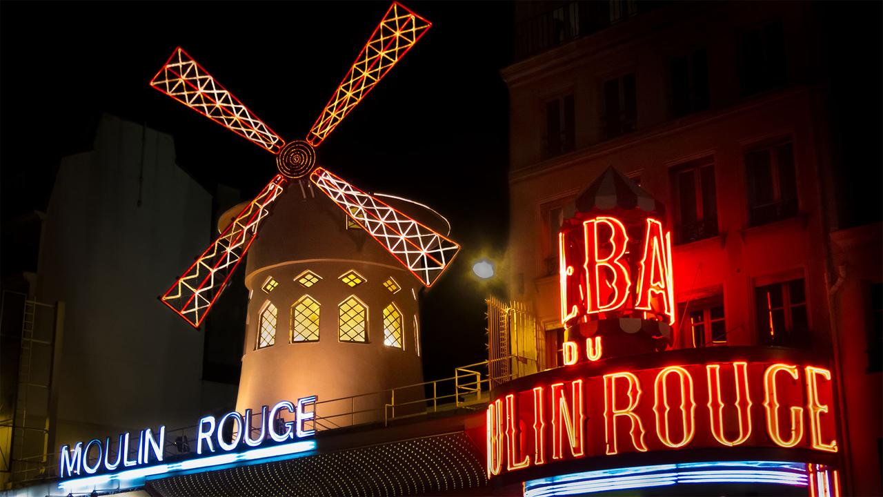 Façade du Moulin-Rouge, haut-lieu de l'érotisme parisien depuis 1889. Il est situé dans le 18e arrondissement, au pied de la butte Montmartre. [Wikimédia - Barcex]