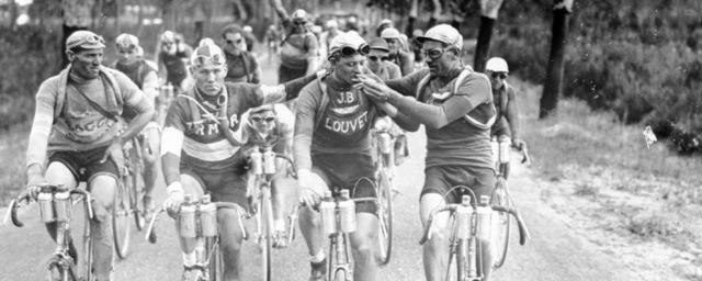 Julien Vervaecke et Maurice Geldhof fumant une cigarette sur le Tour de France en 1927. [DP - Unknown]