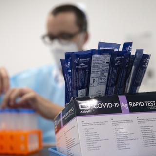 Une personne prépare un test antigénique rapide PCR pour tracer le Covid-19 à Genève, en novembre 2020. [Keystone - Salvatore Di Nolfi]