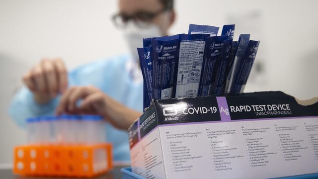 Une personne prépare un test antigénique rapide PCR pour tracer le Covid-19 à Genève, en novembre 2020. [Keystone - Salvatore Di Nolfi]