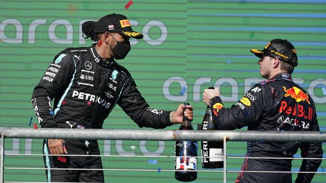 Hamilton (à gauche) et Verstappen se départageront lors du dernier Grand Prix de la saison. [Darron Cummings]