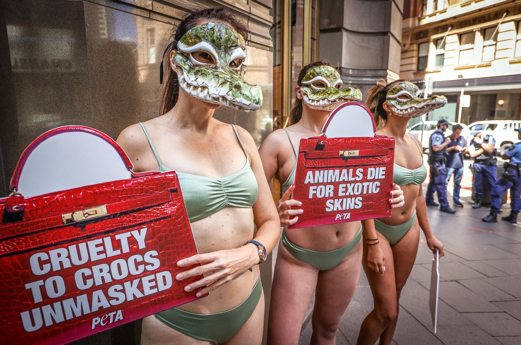 Des activistes de l'organisation PETA ont manifesté devant le magasin Hermès à Sydney, le 4 mars 2021, contre l'exploitation de crocodiles. [AFP - DAVID GRAY]