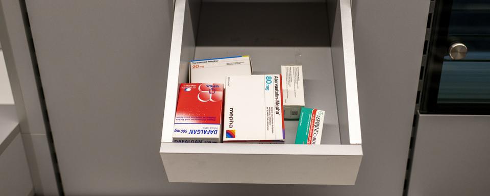 Les mesures anti-Covid ont fait baisser le nombre de maladies hivernales et la vente de médicaments dans les pharmacies. [Keystone - Christian Beutler]