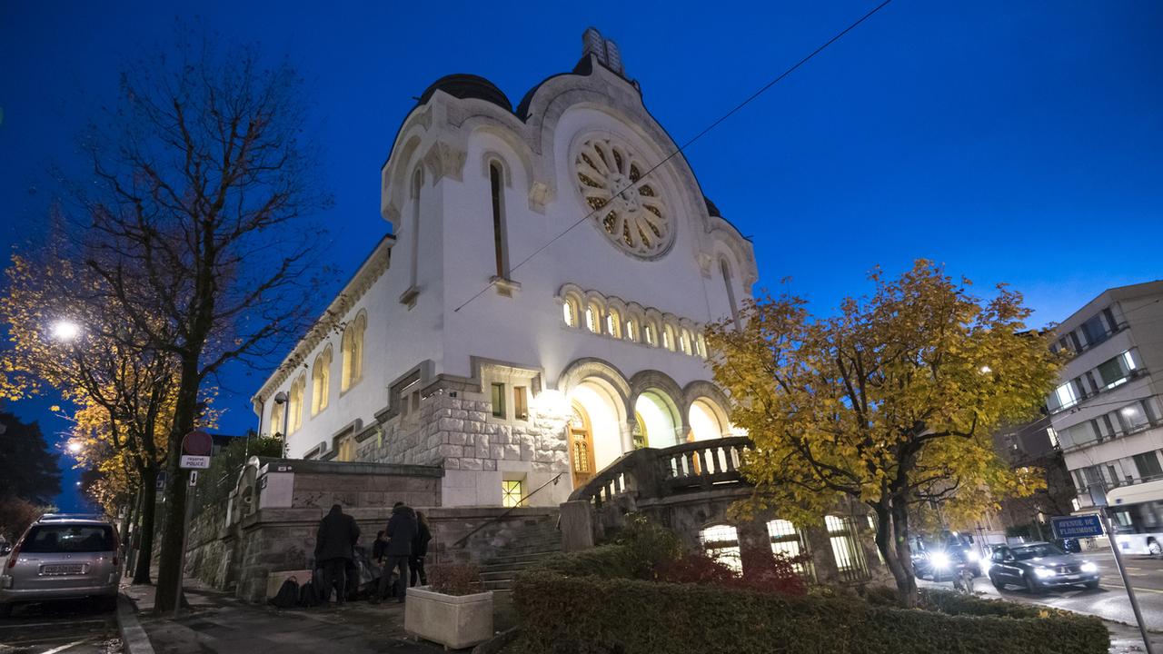 Un paquet de lardons a été déposé devant la synagogue de Lausanne. [Keystone - Adrien Perritaz]