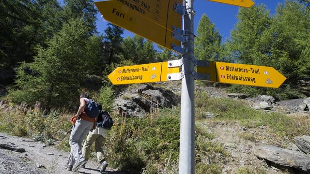 La Suisse compte 65'000 km de chemins de randonnée balisés et facilement reconnaissables à leurs panneaux indicateurs jaunes. [Keystone - Yannick Bailly]