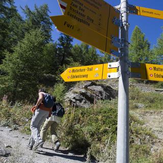 La Suisse compte 65'000 km de chemins de randonnée balisés et facilement reconnaissables à leurs panneaux indicateurs jaunes. [Keystone - Yannick Bailly]