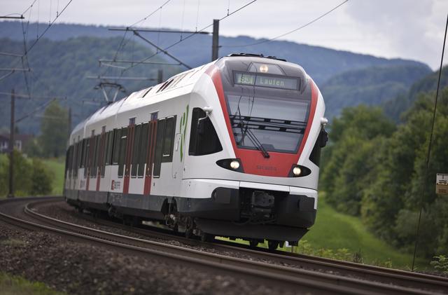 Un train modèle FLIRT, à Bâle-Campagne, en 2008. [KEYSTONE - GAETAN BALLY]