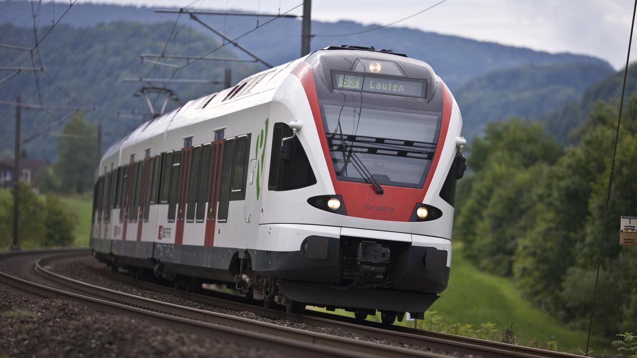 Un train modèle FLIRT, à Bâle-Campagne, en 2008. [KEYSTONE - GAETAN BALLY]