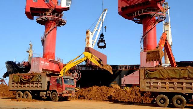 Déchargement de terres rares dans le port chinois de Lianyungang. [Imaginechina via AFP - Wang Chun]