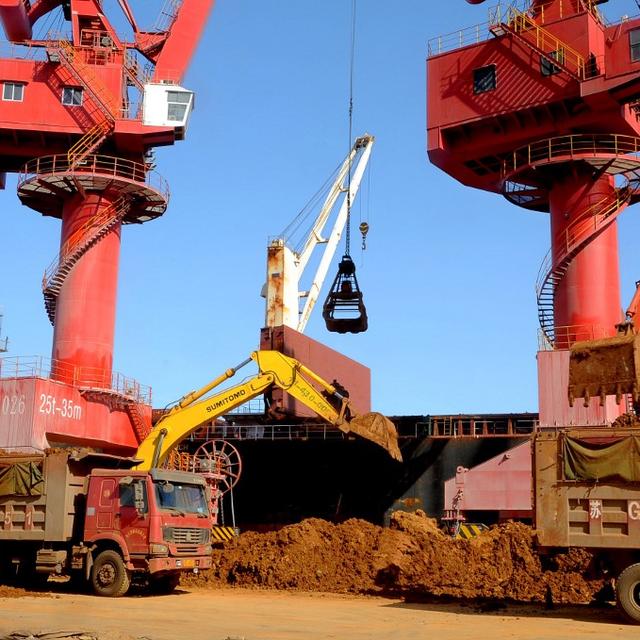 Déchargement de terres rares dans le port chinois de Lianyungang. [Imaginechina via AFP - Wang Chun]