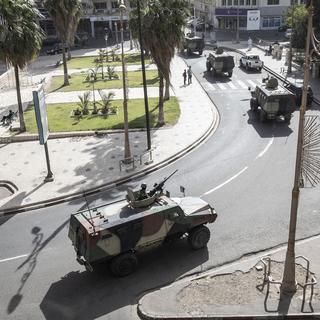 Des véhicules blindés de l'armée dans les rues de Dakar, le 8 mars 2021. [AFP - John Wessels]