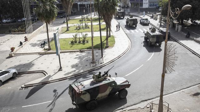 Des véhicules blindés de l'armée dans les rues de Dakar, le 8 mars 2021. [AFP - John Wessels]