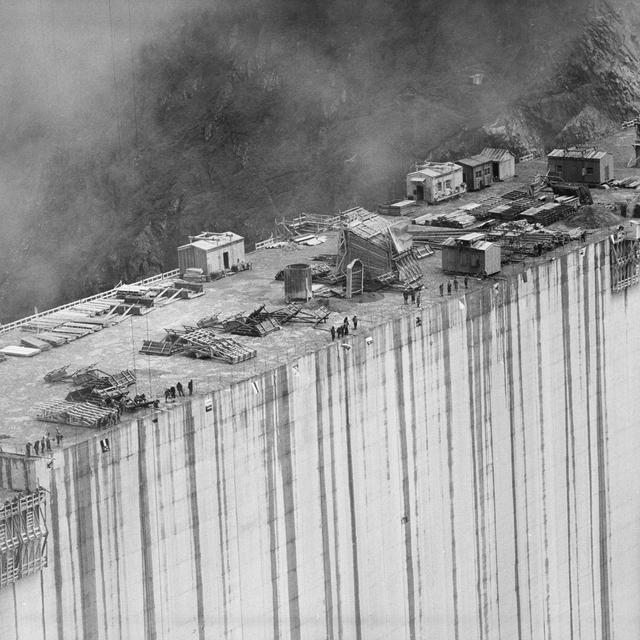 Le chantier du barrage de la Grande Dixence en 1957. [Keystone]