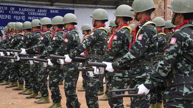 Une cérémonie de remise de diplômes aux cadets de l'armée karenni, organisée par le groupe rebelle ethnique Karenni National Progressive Party (KNPP) dans l'État de Kayah, en Birmanie. [AFP - Kantarawaddy Times]