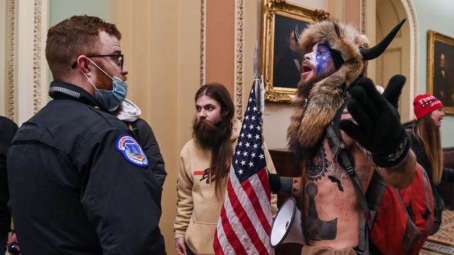 Jake A, ou le "loup de Yellowstone", membre du groupe Qanon, a fait irruption dans le Capitole. [AFP - Saul LOEB]