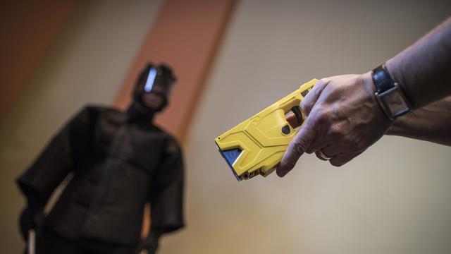 La policière qui a abattu un jeune homme noir près de Minneapolis dit avoir confondu son arme de service et son Taser (image d'illustration). [Keystone/EPA - Olivier Weiken]