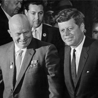 Le président américain John F. Kennedy et le dirigeant soviétique Nikita Khrouchtchev lors du sommet de Vienne, le 4 juin 1961. [AFP]