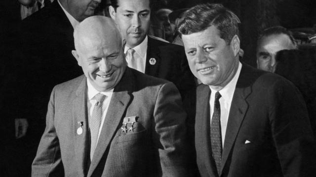 Le président américain John F. Kennedy et le dirigeant soviétique Nikita Khrouchtchev lors du sommet de Vienne, le 4 juin 1961. [AFP]