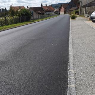 Une route équipée de revêtement phonoabsorbant à Frasses, dans le canton de Fribourg. [RTS - Jérôme Zimmermann]