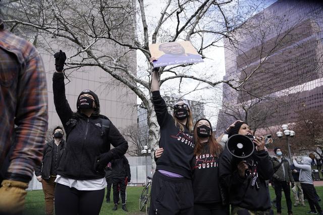 Plusieurs manifestants ont explosé de joie devant le tribunal à l'issue du verdict. [Keystone/AP - Morry Gassh]