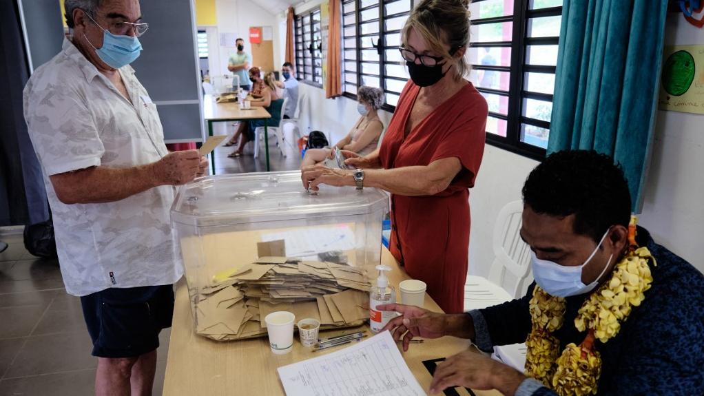 Bureau de vote à la mairie de Nouméa, 12.12.2021. [AFP - Theo Rouby]