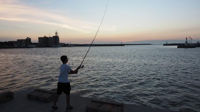 epa06933548 A boy catches fish at the Nanliao Port in Hsinchu City, western Taiwan, 07 August 2018. According to Hong Kong's South China Morning Post, China plans to extend its high-speed rail to Taiwan by building a rail tunnel under the Taiwan Strait. The 135-kilometre tunnel would link Pingtan in China's Fujian Province with Hsinchu on Taiwan's western coast. If all goes as planned by Beijing, high-speed trains would whizz through the world's longet undersea tunnel between Taiwan and China by 2030. According to news reports, while the Taiwan Strait tunnel is mainly for China's peaceful reunification with Taiwan, it is also part of President Xi Jinping's 'One Belt, One Road' strategy which promotes sea and rail links so that all countries can jointly achieve economic prosperity. Under that plan, China also hopes to extend its rail link from Russia to the US and Canada by building a tunnel under the Bering Strait; and to expend its high-seepd rail from Fujian to Taiwan, and then to the Phiilippines, other Southeast Asian nations, the Middle East and Europe. EPA/DAVID CHANG [EPA via Keystone - David Chang]