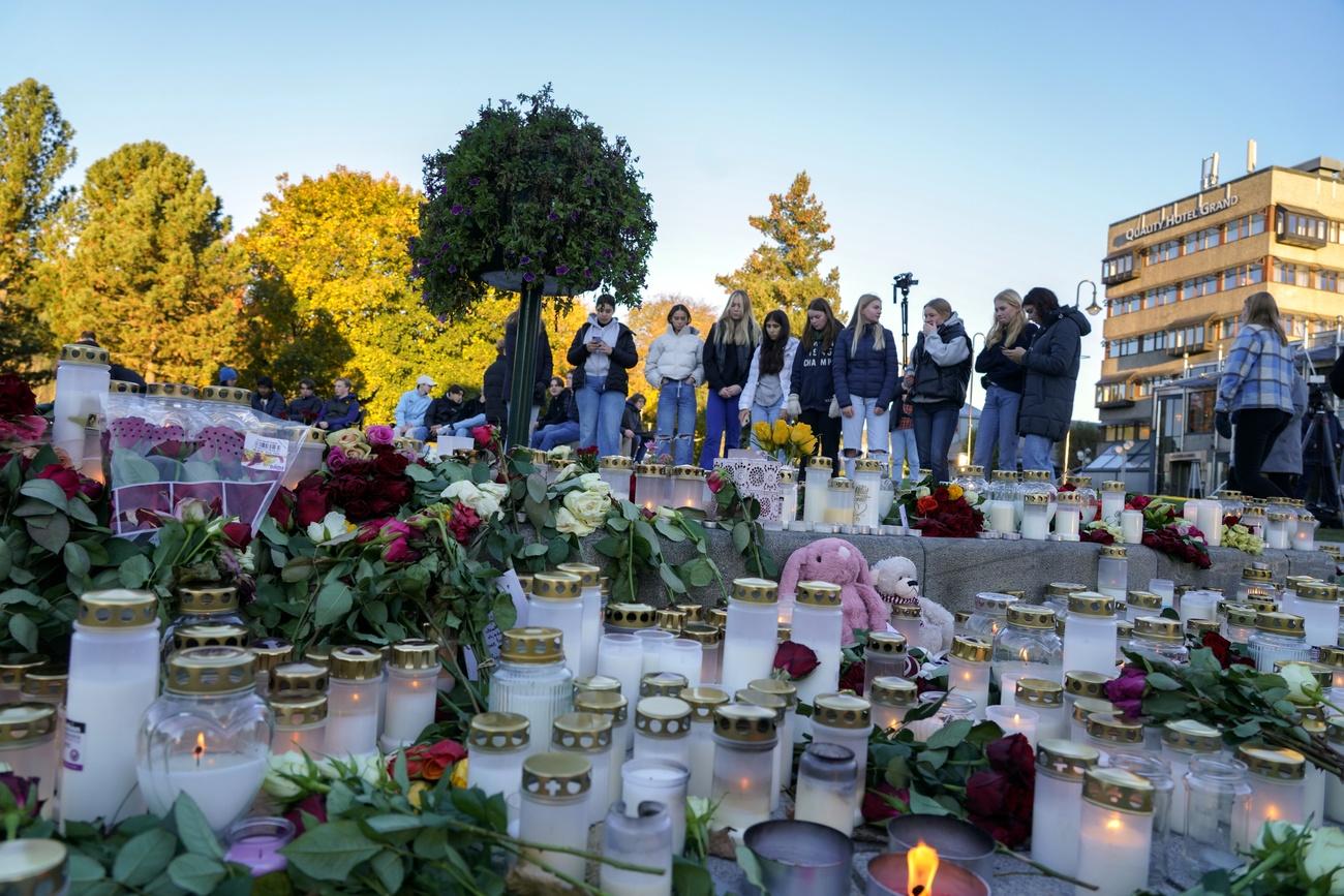 Fleurs et bougies ont été déposées sur les lieux des attaques à l'arc en Norvège. [Keystone - EPA/Terje Pedersen]