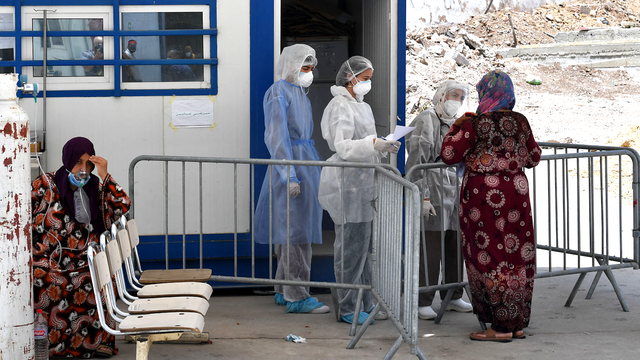 Patientes sous oxygène en attente de pouvoir être hospitalisées à Bela, dans le nord-ouest de la Tunisie. [AFP - Fethi Belaïd]