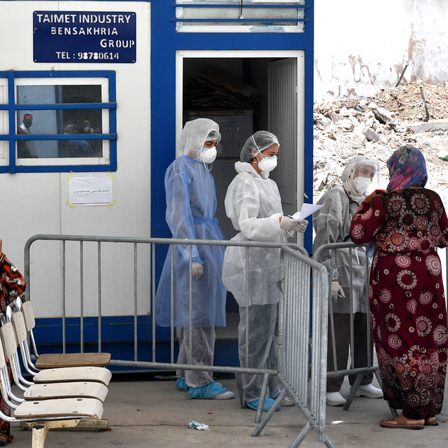 Patientes sous oxygène en attente de pouvoir être hospitalisées à Bela, dans le nord-ouest de la Tunisie. [AFP - Fethi Belaïd]