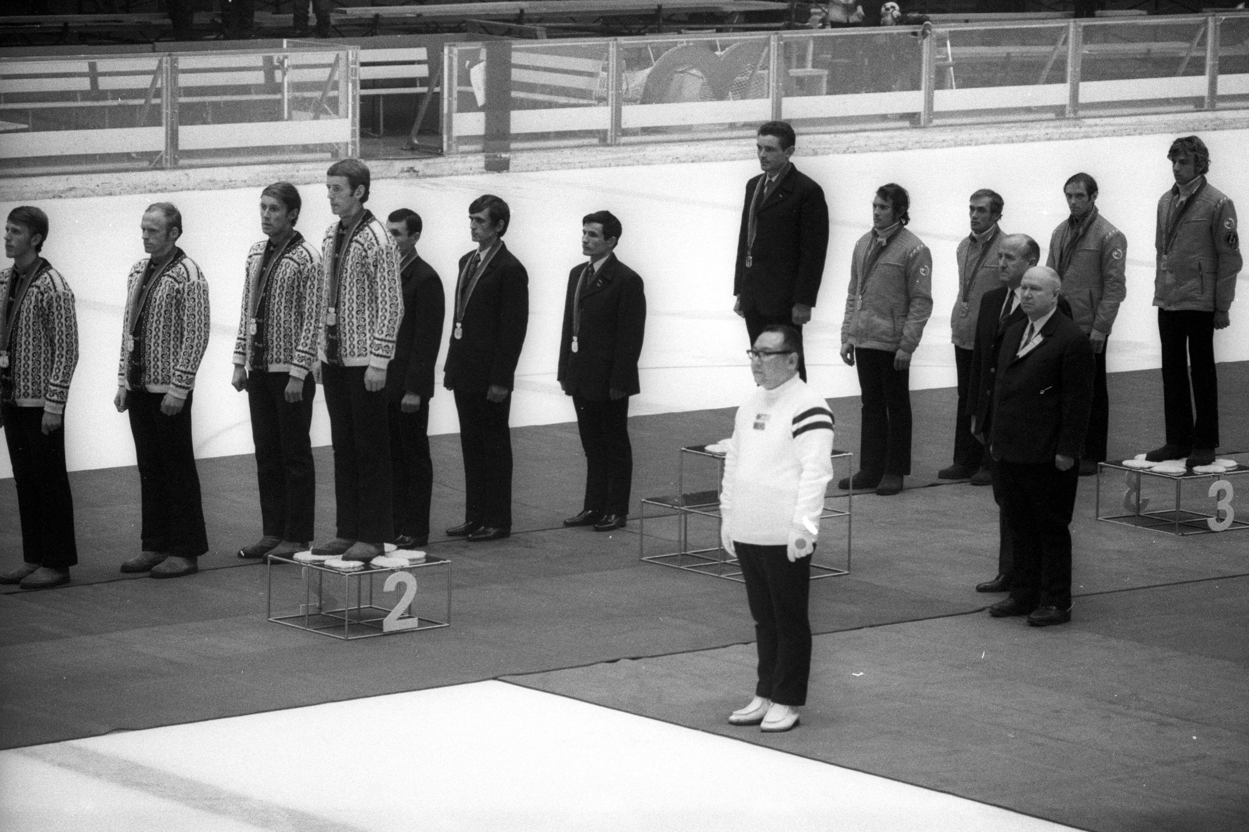 La Suisse (droite) sur la 3e marche du podium le 13 février 1972 à Sapporo. [Imago - Werek]