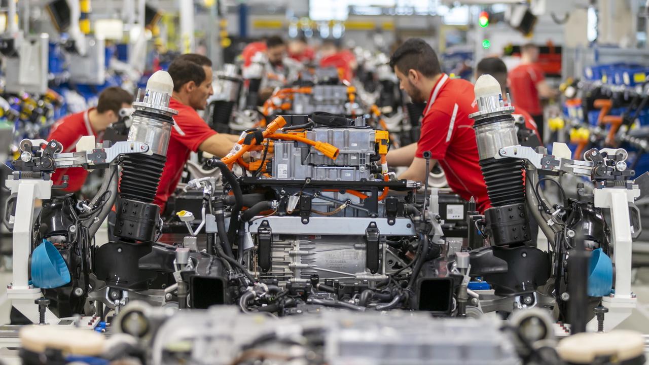 Une ligne de production de la voiture de sport électrique Taycan du fabricant Porsche, le 5 mars 2020 à Stuttgart en Allemagne [EPA/Keystone - Ronald Wittek]