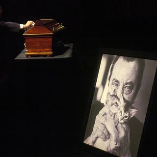 Le cercueil de Maurice Béjart à Lausanne. [Keystone - Sandro Campardo]