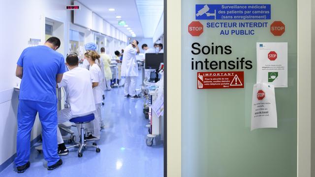 Le RHNe accueille actuellement entre 12 et 16 patients aux soins intensifs et continus. [Keystone - Laurent Gilliéron]