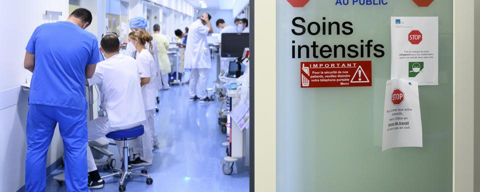 Le RHNe accueille actuellement entre 12 et 16 patients aux soins intensifs et continus. [Keystone - Laurent Gilliéron]