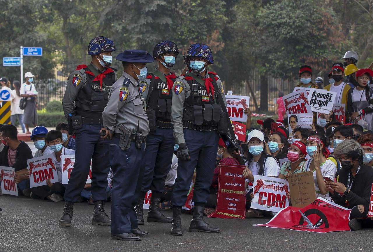 Une manifestation contre le coup d'état militaire dans les rues de Rangoun. Birmanie, le 18 février 2021. [Keystone/AP photo]