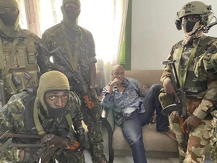Le président Alpha Condé entouré par les forces spéciales de l'armée. [Keystone - EPA/Guinea military]