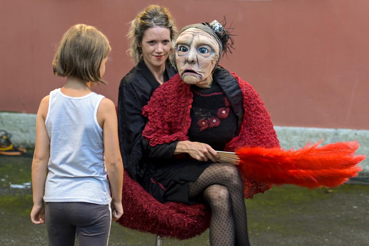 Les artistes de la compagnie Les Malles présentent un spectacle lors du premier week-end d'Atolls 2021. [KEYSTONE - Christian Brun]