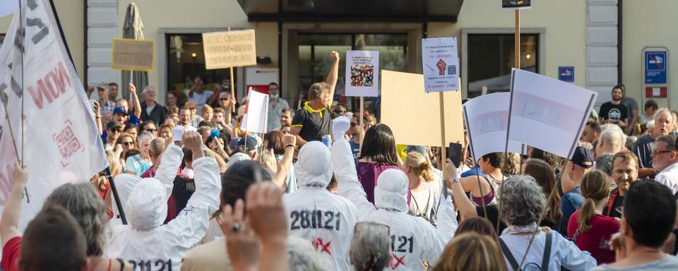 Des leaders anti-mesures sanitaires ont pris la parole lundi à Delémont, devant un millier de personnes. [Keytone - Georgios Kefalas]