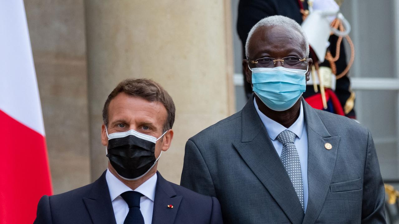Le président française Emmanuel Macron et le président du Mali Bah N’Daw lors de l'accueil des chefs d'états participant au Somment sur le financement des économies africaines à Paris, le 17 mai 2021. [Hans Lucas via AFP - Amaury Blin/]