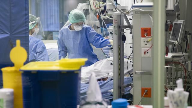 Un patient Covid à l'hôpital de Bâle. [Keystone - Peter Klaunzer]