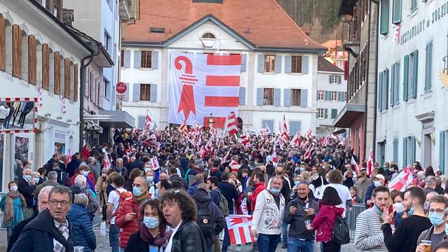 Dimanche 28 mars: un drapeau jurassien a été hissé à l'Hôtel de Ville de Moutier après le oui dans les urnes. [RTS - Cécile Rais]