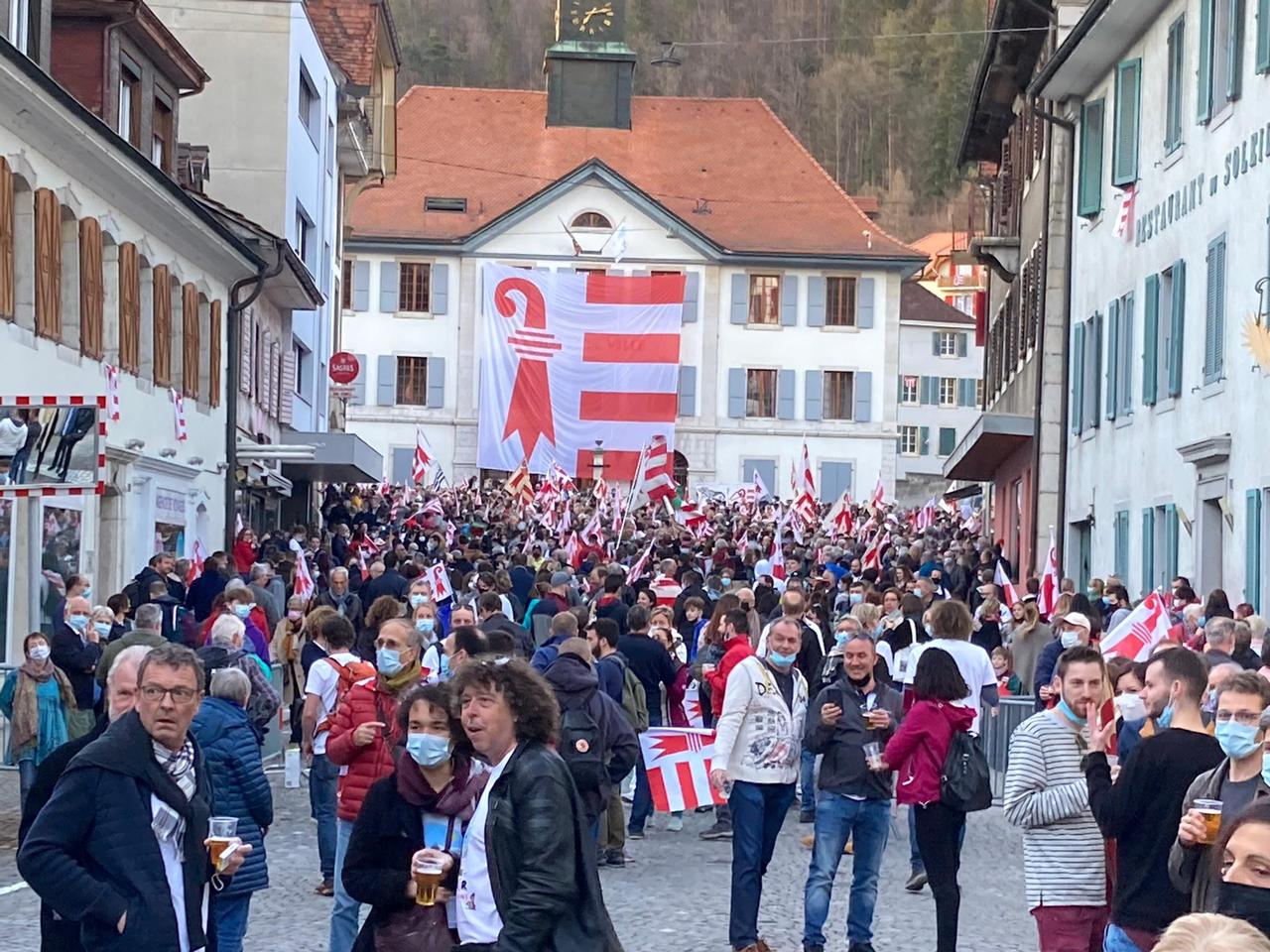 Dimanche 28 mars: un drapeau jurassien a été hissé à l'Hôtel de Ville de Moutier après le oui dans les urnes. [RTS - Cécile Rais]