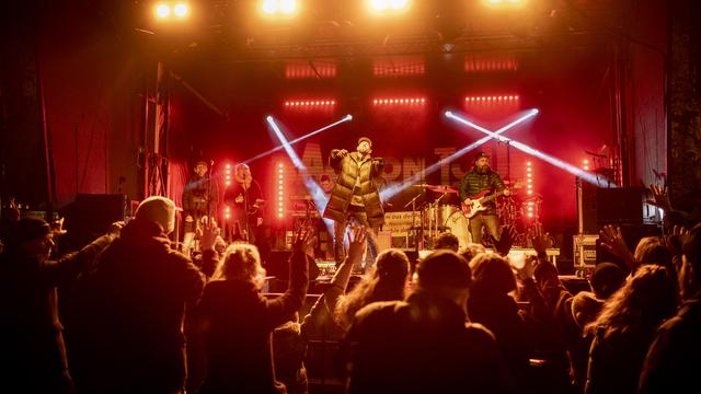 Le chanteur Stress pendant le concert "Back on Tour". [Keystone - Jean-Christophe Bott]